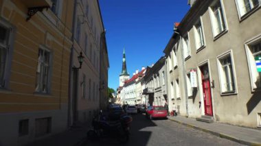 Yaşlı Tallinn. Mimarlık, eski evler, sokaklar ve mahalleler. 4K 'da video, UHD