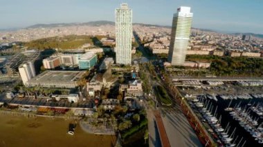 Hava görüntüsü. Barselona 'da. Mimarlık, binalar ve sokaklar. İspanya. 4K 'da video, UHD ProRes.