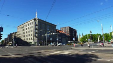 Yaşlı Tallinn. Mimarlık, eski evler, sokaklar ve mahalleler. 4K 'da video, UHD