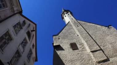 Tallinn 'deki belediye binası meydanında. Estonya. 4K 'da video, UHD