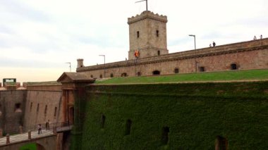 Barcelona 'daki Montjuic Kalesi. İspanya. 4K 'da video, UHD