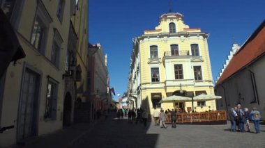 Yaşlı Tallinn. Mimarlık, eski evler, sokaklar ve mahalleler. 4K 'da video, UHD