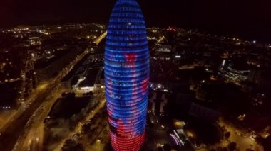 Hava görüntüsü. Barcelona 'daki Torre Agbar. İspanya. ProRes. İyi geceler. 4K 'da video, UHD