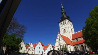 Kilise, Eski Tallinn 'deki tapınak. Estonya. 4K 'da video, UHD