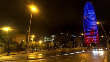 Barcelona 'daki Torre Agbar. İspanya. İyi geceler. 4K 'da video, UHD