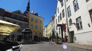 Yaşlı Tallinn. Mimarlık, eski evler, sokaklar ve mahalleler. 4K 'da video, UHD