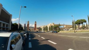 Barselona 'da. İspanya. Mimarlık, eski evler, sokaklar ve mahalleler. 4K 'da video, UHD 