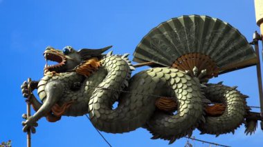 Barselona 'daki Ejderha Şemsiyeleri Evi. İspanya. 4K 'da video, UHD