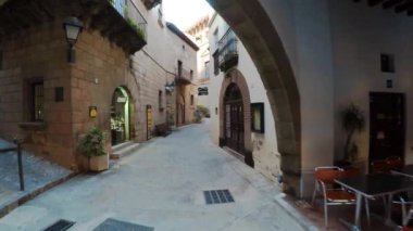 Barcelona 'da eski bir cadde. İspanya. 4K 'da video, UHD