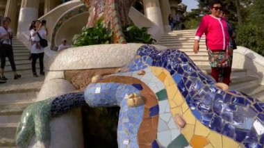 Park Guell, Gaudi, Barselona. İspanya. 4K 'da video, UHD