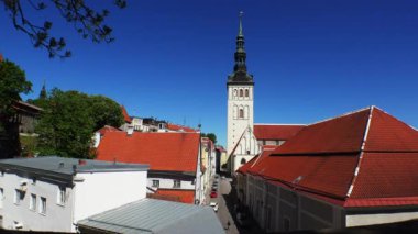Yaşlı Tallinn. Mimarlık, eski evler, sokaklar ve mahalleler. 4K 'da video, UHD