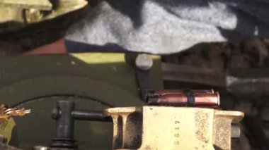 Askerler savaştan önce silahı teftiş ederler. Birinci Dünya Savaşı. Birinci Dünya Savaşı. 1914-1918 arası. 4K 'de video, UHD. Gerçek zamanlı..