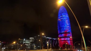 Barcelona 'daki Torre Agbar. İspanya. İyi geceler. 4K 'da video, UHD