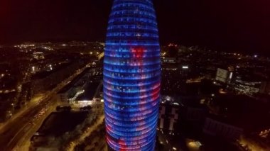 Hava görüntüsü. Barcelona 'daki Torre Agbar. İspanya. ProRes. İyi geceler. 4K 'da video, UHD