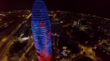 Hava görüntüsü. Barcelona 'daki Torre Agbar. İspanya. ProRes. İyi geceler. 4K 'da video, UHD