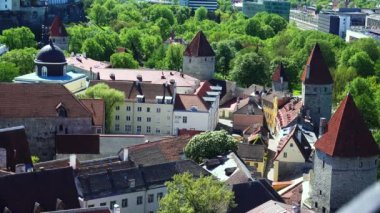 Yaşlı Tallinn. Üst Manzara. Çatı katları. Estonya. 4K 'da video, UHD
