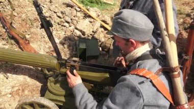 Askerler savaştan önce silahı teftiş ederler. Birinci Dünya Savaşı. Birinci Dünya Savaşı. 1914-1918 arası. 4K 'de video, UHD. Gerçek zamanlı..