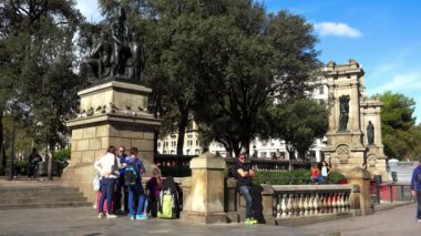 Barselona 'da. İspanya. Mimarlık, eski evler, sokaklar ve mahalleler. 4K 'da video, UHD 