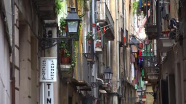 Barcelona 'da eski bir cadde. İspanya. 4K 'da video, UHD