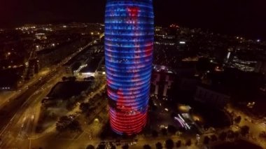 Hava görüntüsü. Barcelona 'daki Torre Agbar. İspanya. ProRes. İyi geceler. 4K 'da video, UHD
