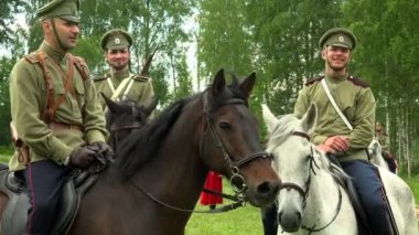 Rus askerleri at sırtında. Birinci Dünya Savaşı. 1914-1918 arası. 4K 'da video, UHD