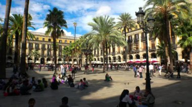 Barcelona 'da Üç Zarafet çeşmesi olan Kraliyet Meydanı. İspanya. 4K 'da video, UHD