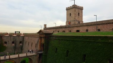 Barcelona 'daki Montjuic Kalesi. İspanya. 4K 'da video, UHD