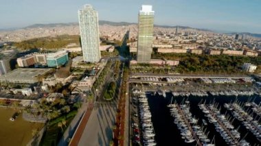 Hava görüntüsü. Barselona 'da. Mimarlık, binalar ve sokaklar. İspanya. 4K 'da video, UHD ProRes.