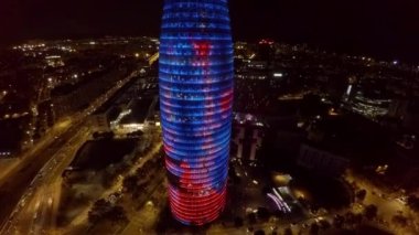 Hava görüntüsü. Barcelona 'daki Torre Agbar. İspanya. ProRes. İyi geceler. 4K 'da video, UHD