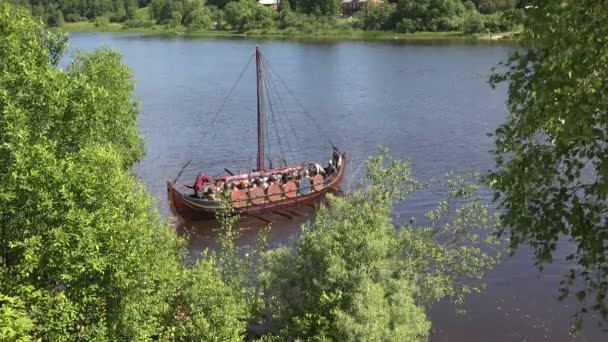 Statek Bojowy Wikingów Średniowieczni Wojownicy Wideo Rozdzielczości Uhd Czas Rzeczywisty — Wideo stockowe