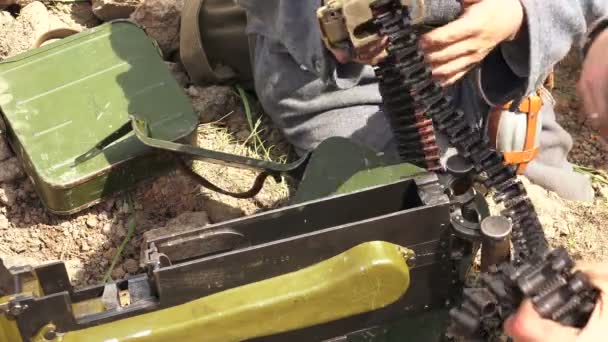Żołnierz Wkłada Taśmę Karabinem Maszynowym Szuflady Pierwsza Wojna Światowa Wojna — Wideo stockowe