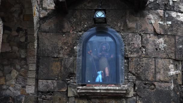 Icona Sulla Parete Una Cattedrale Gotica Barcellona Spagna Video Uhd — Video Stock