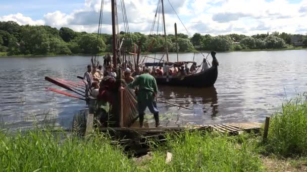 Bojová Vikingská Loď Středověcí Válečníci Video Uhd Reálný Čas — Stock video