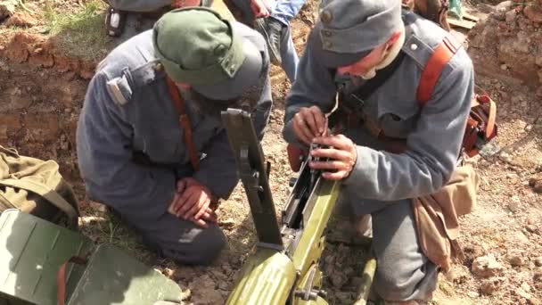 Soldados Inspecionam Arma Antes Luta Primeira Guerra Mundial Primeira Guerra — Vídeo de Stock