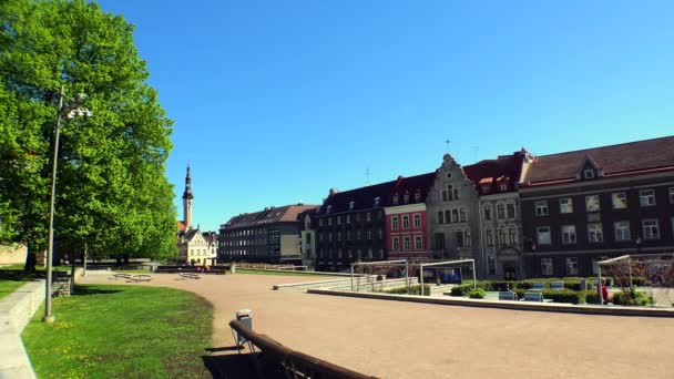 Gamla Tallinn Arkitektur Gamla Hus Gator Och Kvarter Video Uhd — Stockvideo