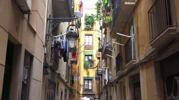 Σεντόνια Στεγνώνουν Στο Μπαλκόνι Στη Βαρκελώνη Ισπανία Βίντεο Uhd — Αρχείο Βίντεο