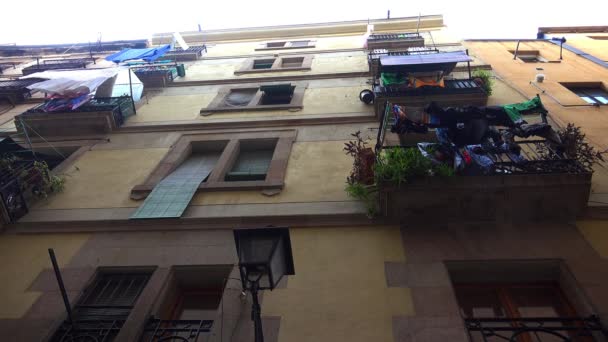 Σεντόνια Στεγνώνουν Στο Μπαλκόνι Στη Βαρκελώνη Ισπανία Βίντεο Uhd — Αρχείο Βίντεο