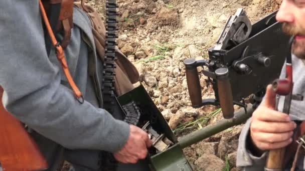 Żołnierz Wkłada Taśmę Karabinem Maszynowym Szuflady Pierwsza Wojna Światowa Wojna — Wideo stockowe