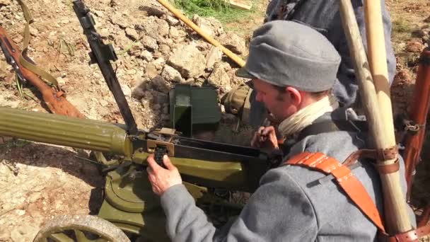 Soldaten Inspizieren Die Waffe Vor Dem Kampf Der Erste Weltkrieg — Stockvideo