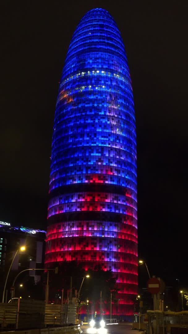 Torre Agbar Barcelona Spanien Nacht Video Uhd — Stockvideo