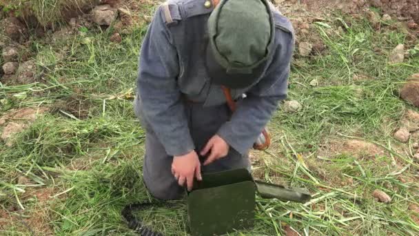 Soldado Põe Fita Cola Numa Gaveta Primeira Guerra Mundial Primeira — Vídeo de Stock