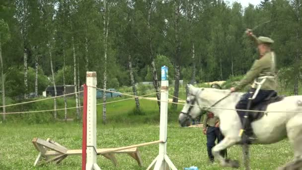 Soldat Sur Une Boîte Sabre Côtelettes Cheval Avec Eau Première — Video