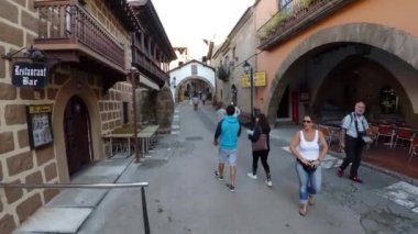 Barcelona 'da eski bir cadde. İspanya. 4K 'da video, UHD