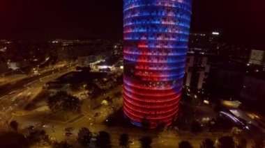 Hava görüntüsü. Barcelona 'daki Torre Agbar. İspanya. ProRes. İyi geceler. 4K 'da video, UHD