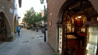Barcelona 'da eski bir cadde. İspanya. 4K 'da video, UHD