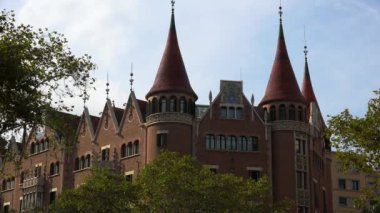 Barselona 'da. İspanya. Mimarlık, eski evler, sokaklar ve mahalleler. 4K 'da video, UHD 