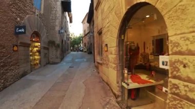 Barcelona 'da eski bir cadde. İspanya. 4K 'da video, UHD
