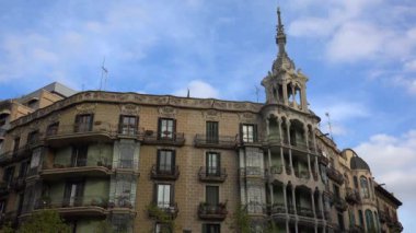 Barcelona 'da eski, güzel bir ev. İspanya. 4K 'da video, UHD