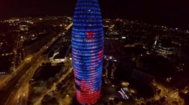 Hava görüntüsü. Barcelona 'daki Torre Agbar. İspanya. ProRes. İyi geceler. 4K 'da video, UHD