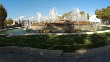 Barcelona 'daki eski çeşme. İspanya. 4K 'da video, UHD